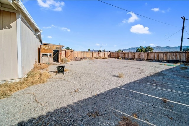 view of yard with a mountain view