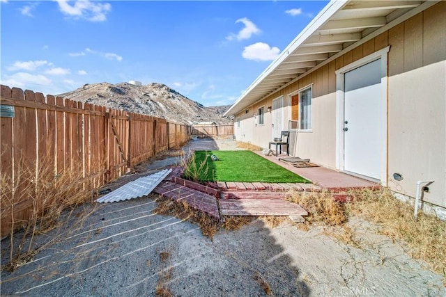 view of yard with a mountain view