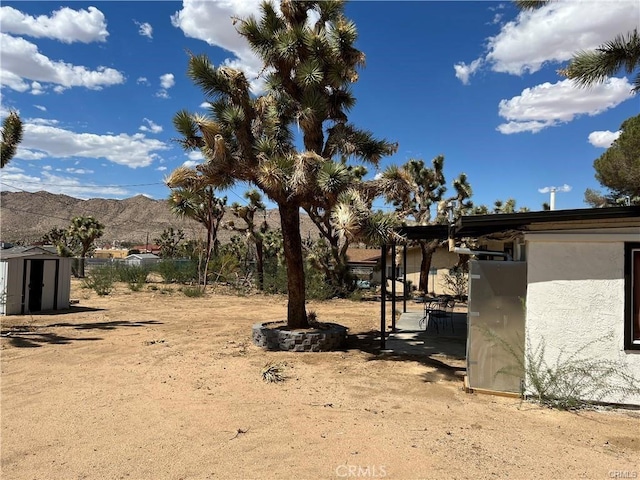 view of yard with a mountain view