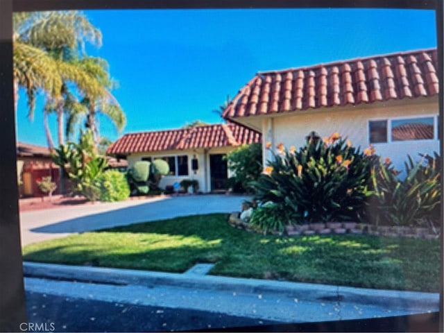 view of front of property with a front yard