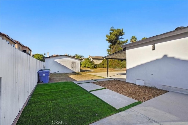 view of yard featuring a storage unit