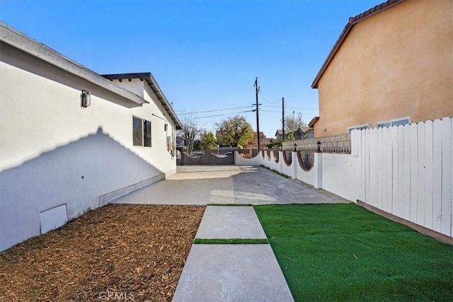 view of yard featuring a patio