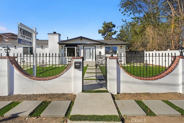 view of front facade featuring a front yard