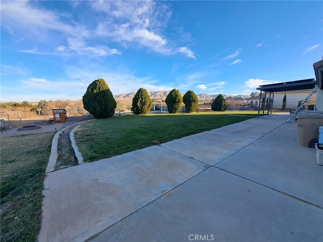 view of yard featuring a mountain view