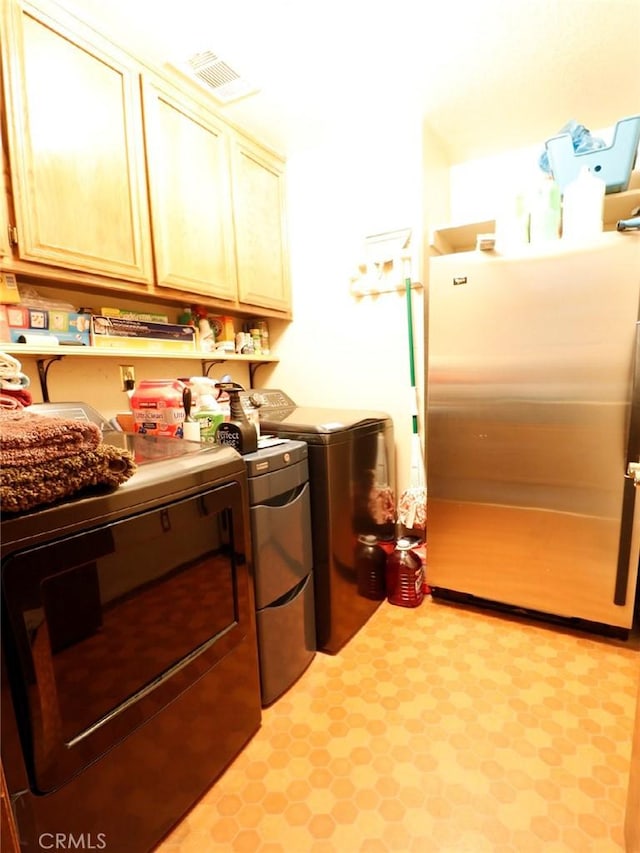 laundry area featuring cabinets and independent washer and dryer