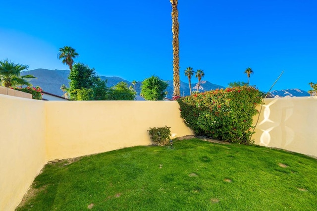 view of yard with a mountain view