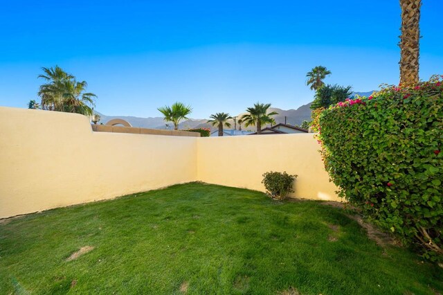 view of yard featuring a mountain view