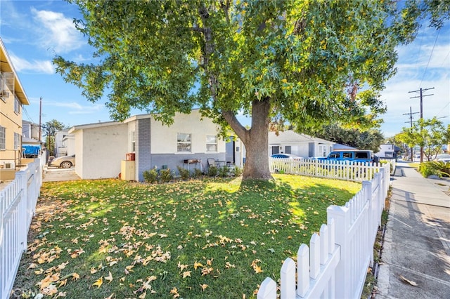 view of front facade with a front yard