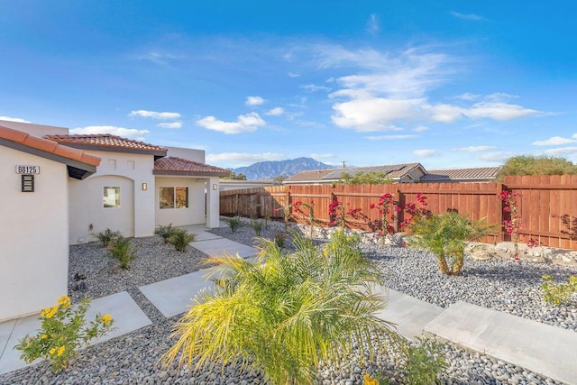 view of yard featuring a mountain view