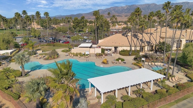 birds eye view of property featuring a mountain view