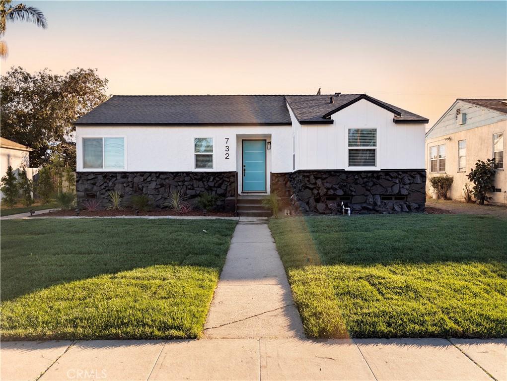 view of front of property with a lawn