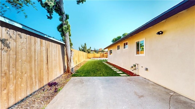 view of yard featuring a patio area