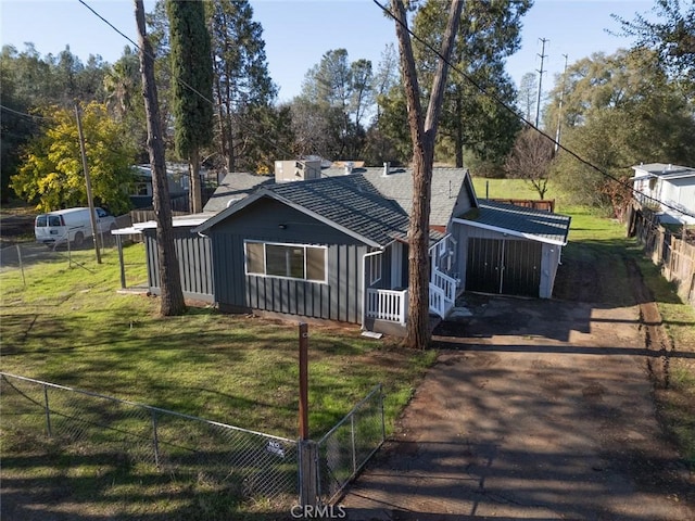 view of front facade with a front lawn