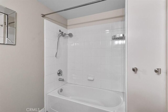 bathroom featuring tiled shower / bath combo