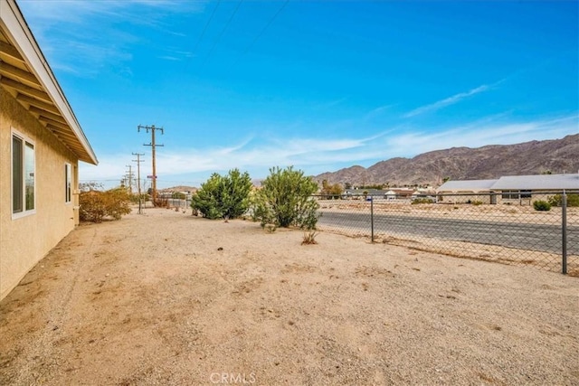 view of yard with a mountain view