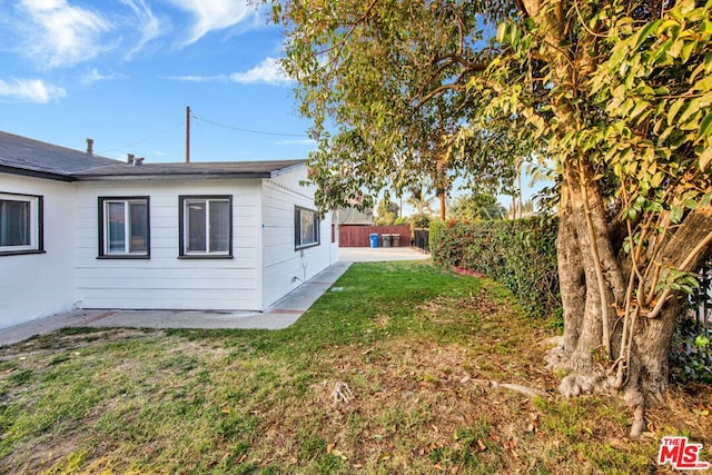 view of yard with a patio