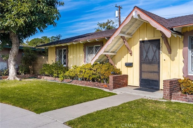 view of front of house featuring a front lawn