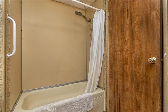 bathroom featuring shower / tub combo