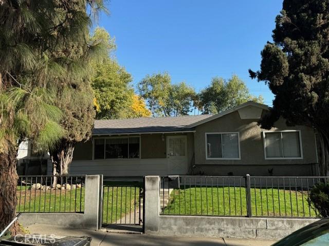 view of front of property with a front lawn