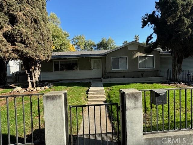 view of front of home featuring a front yard