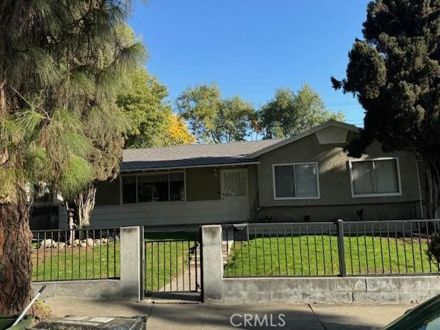 view of front of property featuring a front yard