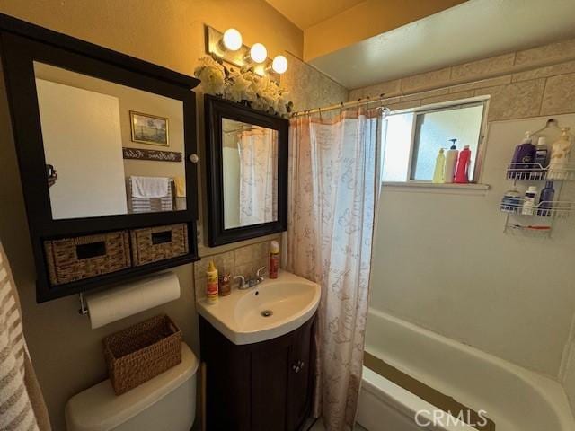 full bathroom with shower / tub combo with curtain, vanity, and toilet