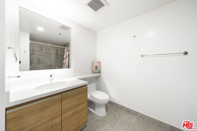 bathroom featuring a shower with shower curtain, vanity, and toilet