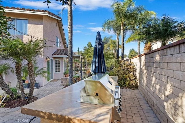 view of patio featuring an outdoor kitchen and area for grilling