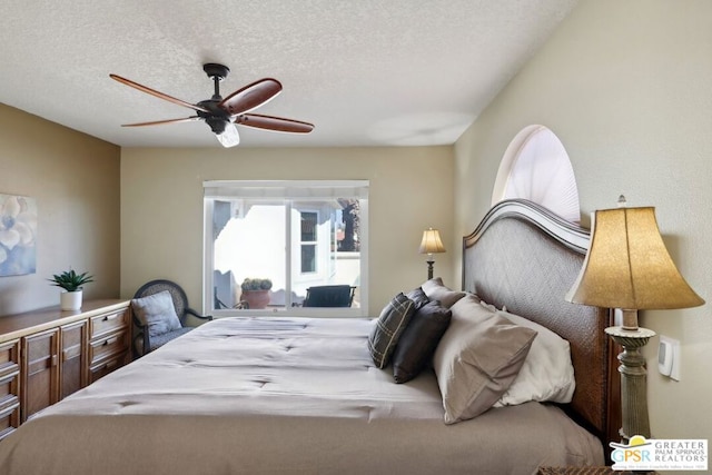 bedroom featuring ceiling fan and a textured ceiling