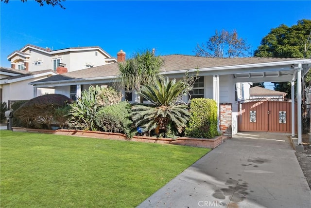 view of front of house with a carport and a front yard