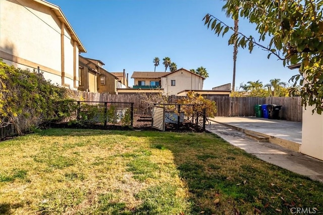 view of yard featuring a patio