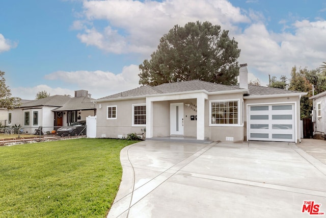 view of front of house featuring a front lawn and a garage