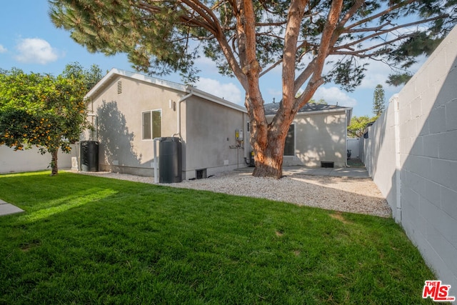 back of house featuring a lawn