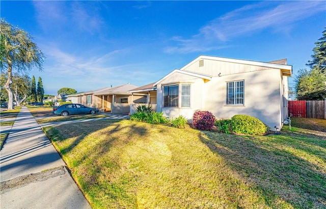 single story home with a front lawn