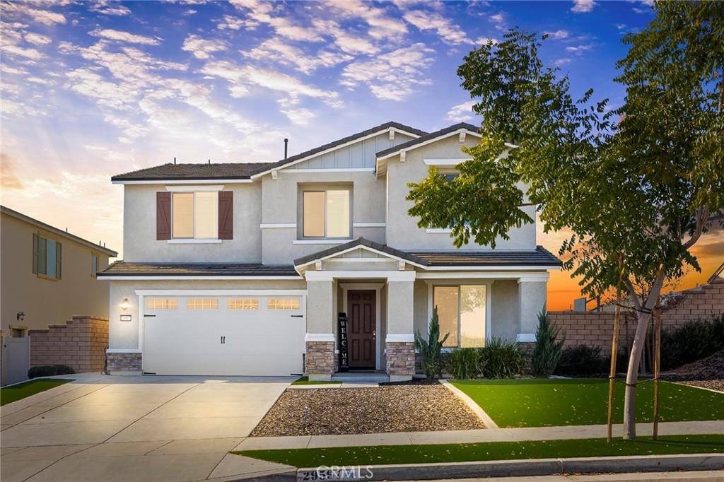 view of front facade featuring a lawn and a garage