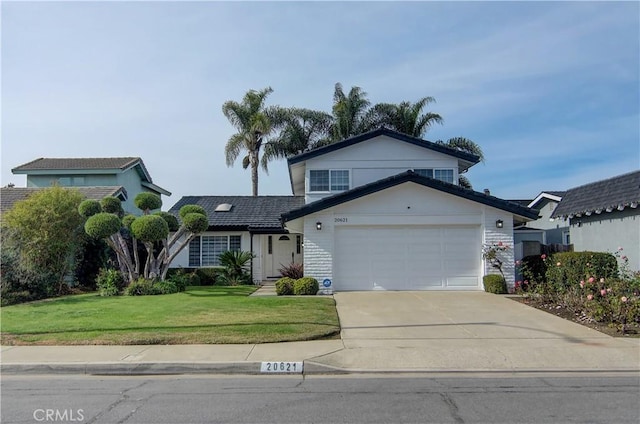 view of front of property featuring a front lawn