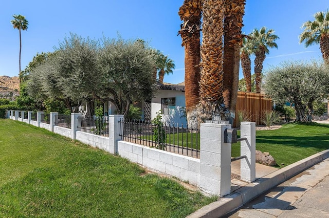 view of front of property featuring a front yard