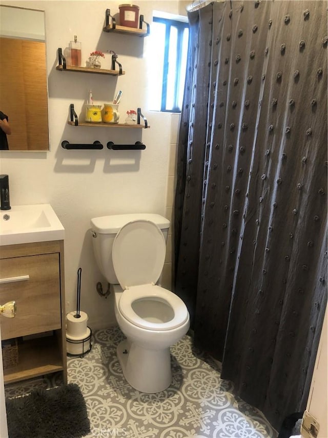 bathroom with a shower with curtain, vanity, and toilet