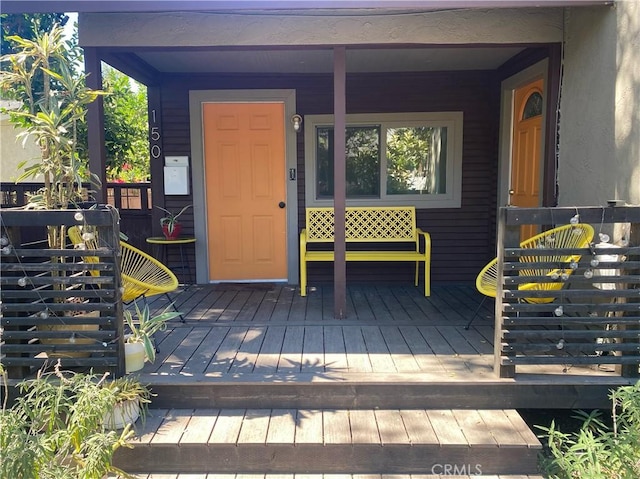 property entrance featuring a porch