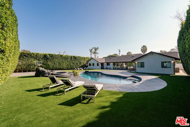 view of swimming pool featuring a yard