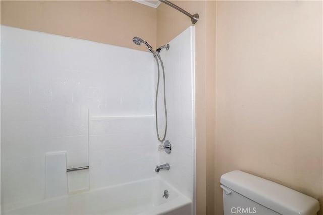 bathroom featuring toilet and washtub / shower combination