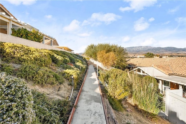 view of yard with a mountain view