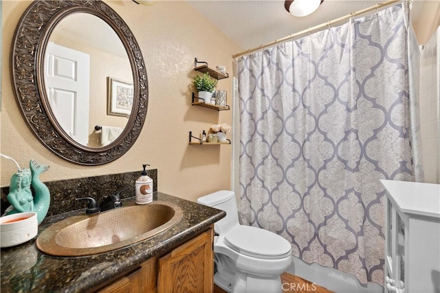 bathroom featuring a shower with shower curtain, vanity, and toilet