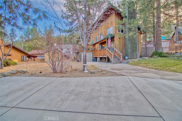 view of front of house with a front lawn