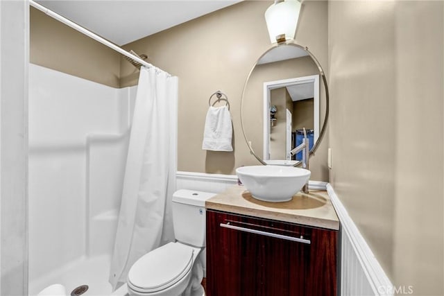 bathroom with vanity, curtained shower, and toilet