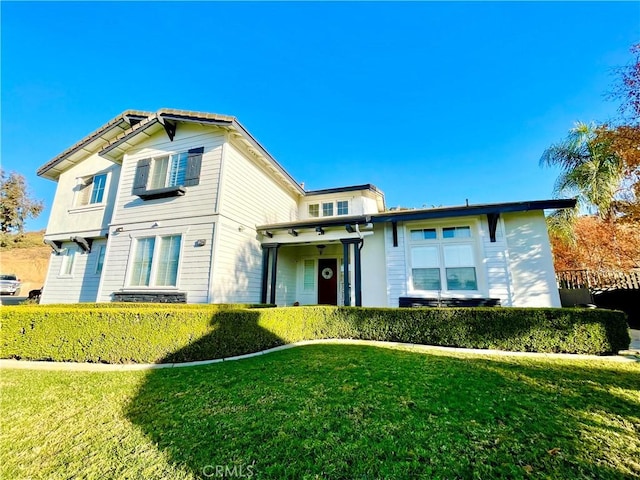 view of front facade with a front lawn