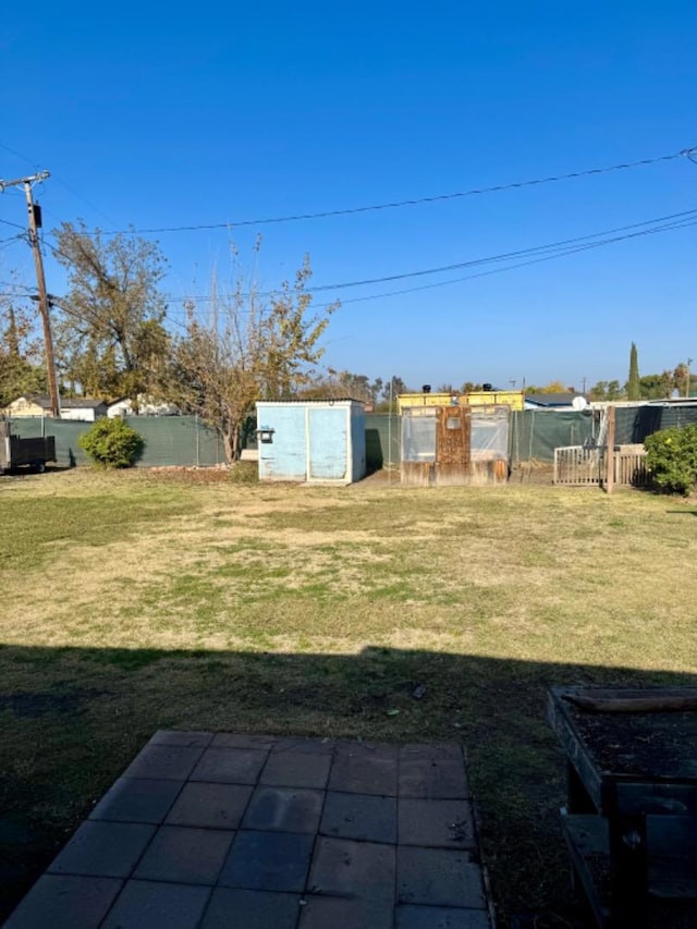 view of yard featuring a storage unit