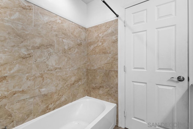 bathroom featuring tiled shower / bath