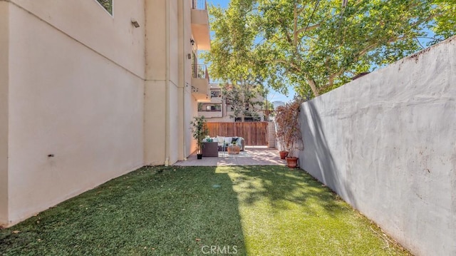 view of yard with an outdoor living space and a patio area