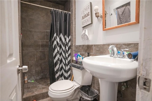 bathroom with toilet, a shower with curtain, tile walls, and backsplash